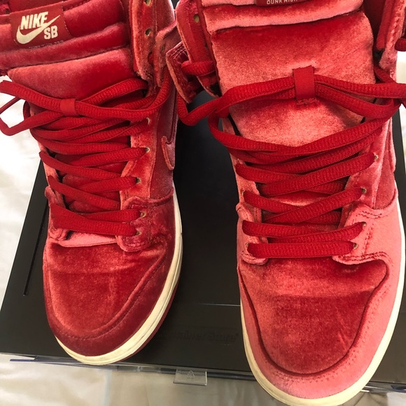 Nike Dunk High Red Velvet - Picture 5 of 5